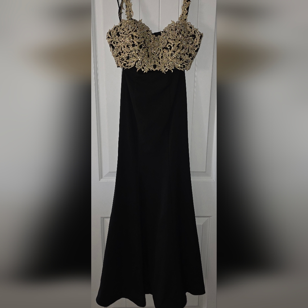 La Femme Two Piece Gold Lace Bodice and Maxi High Waist Fit and Flare Skirt ♥️